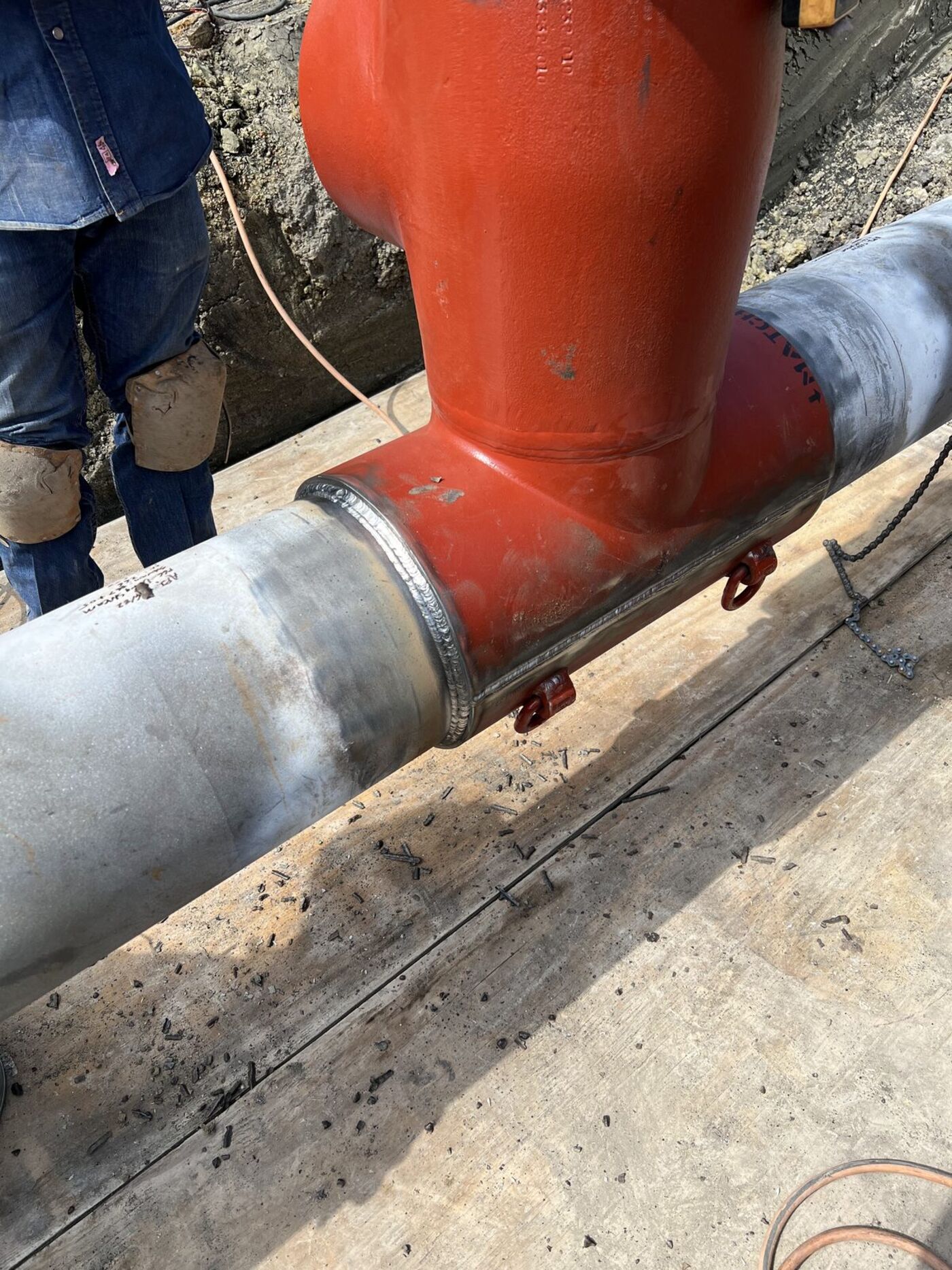 Split tee welded on for a hot tap